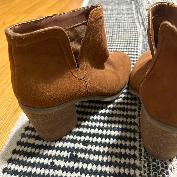 Urban Outfitters suede ankle booties with 3 inch heel. - Picture 4 of 5